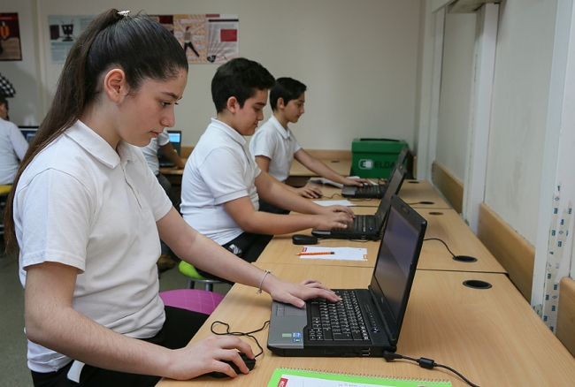 Bilgisayar oyunuyla dersi harmanladılar